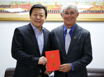 【中国足球协会官方网站】米卢受聘成为中国足球协会青训顾问